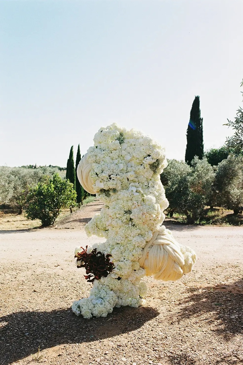 Escultura floral de flores blancas al aire libre