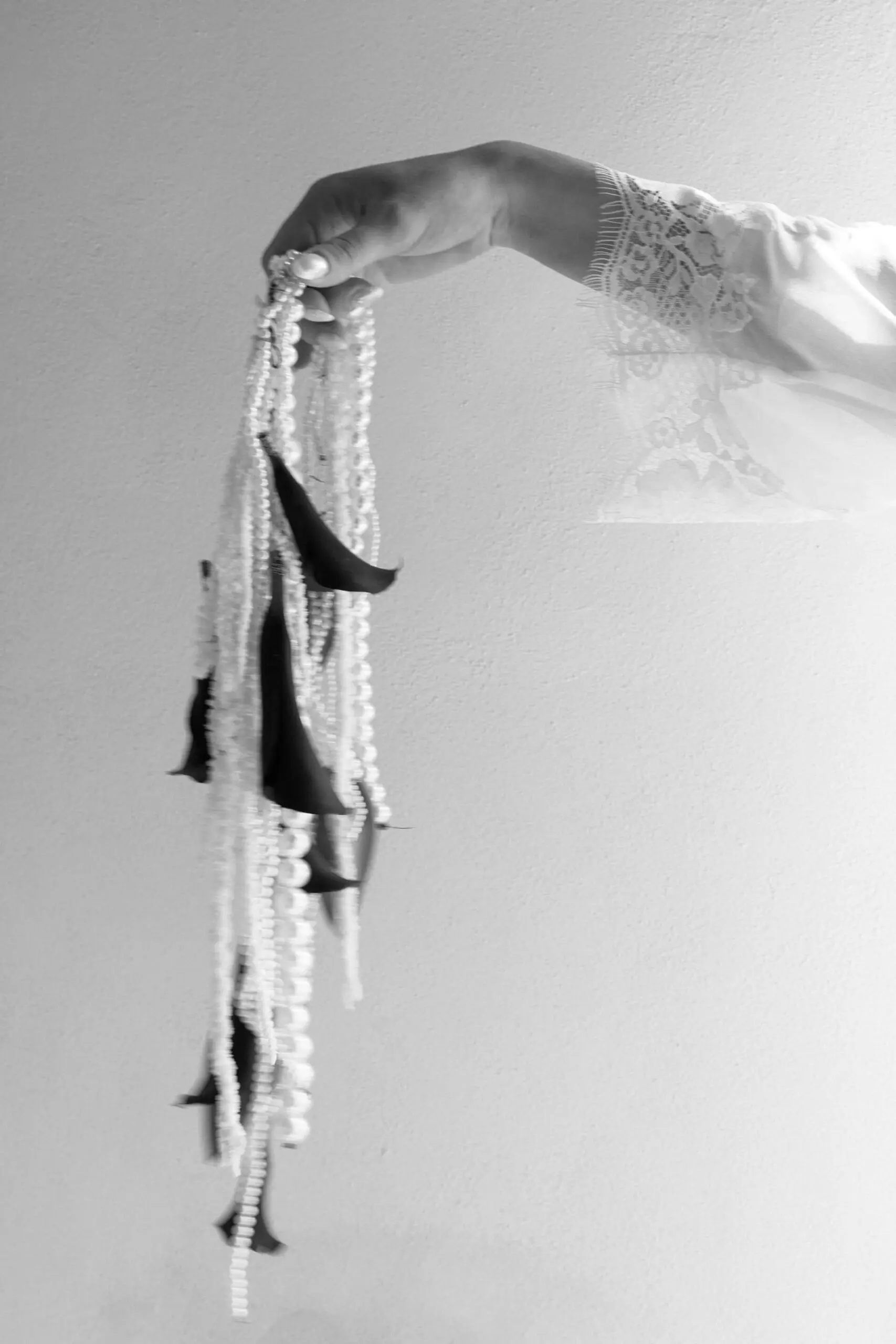 Ramo colgante de calas y perlas fotografiado en blanco y negro