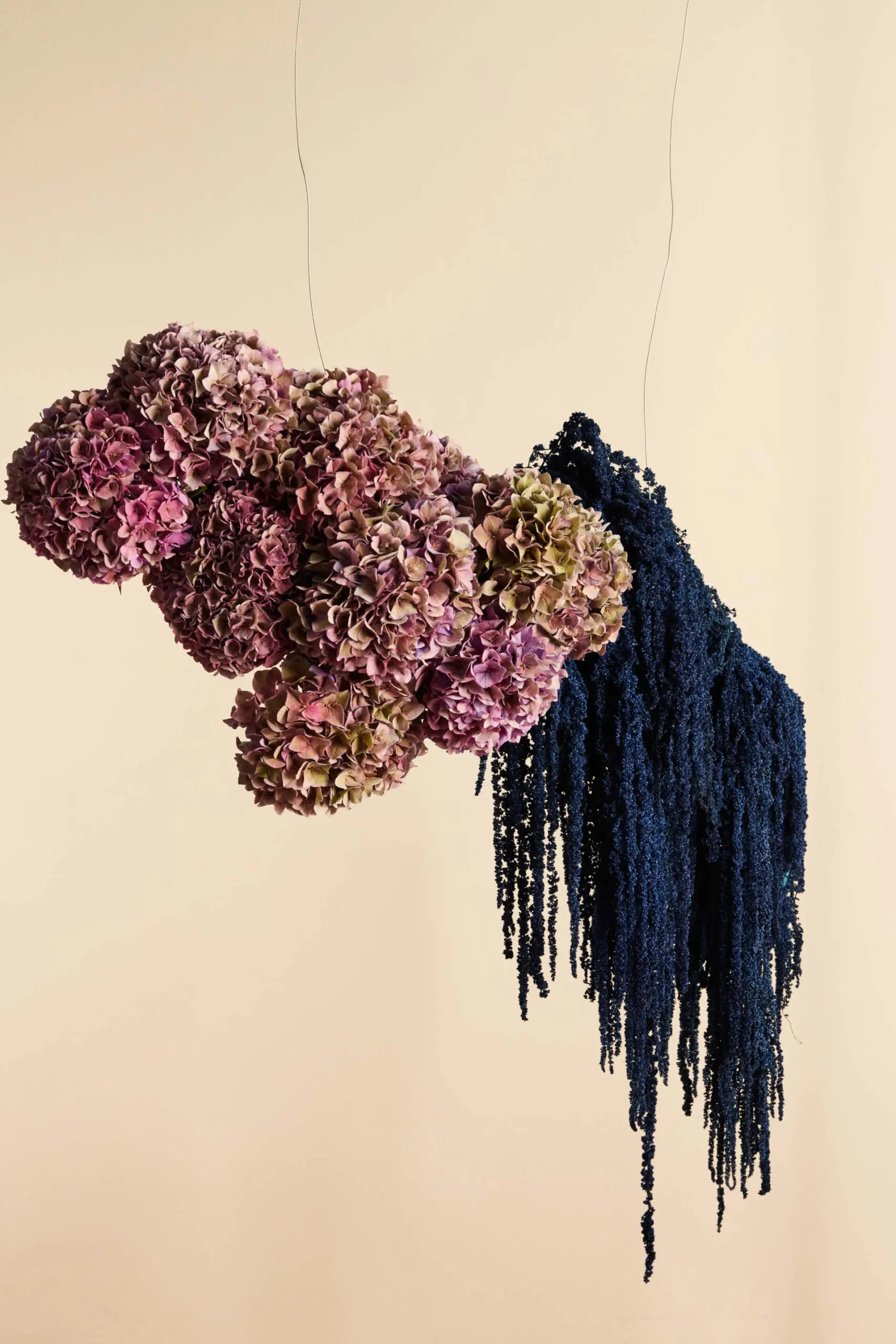 Arreglo colgante de hortensias malva y flores azules en cascada